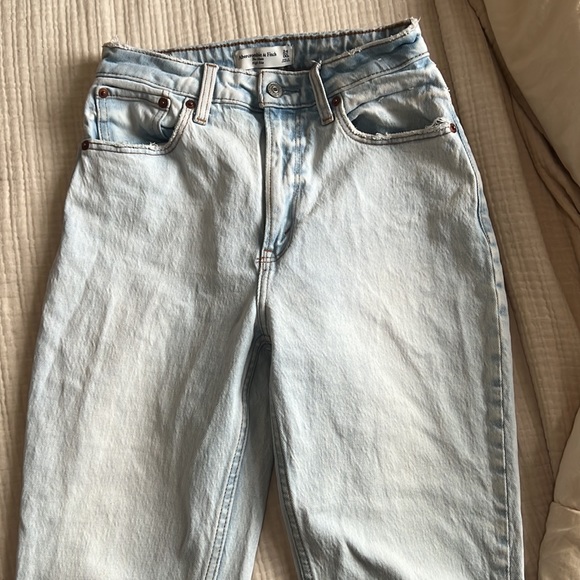 Abercrombie The Mom High Rise Jeans - Picture 2 of 4